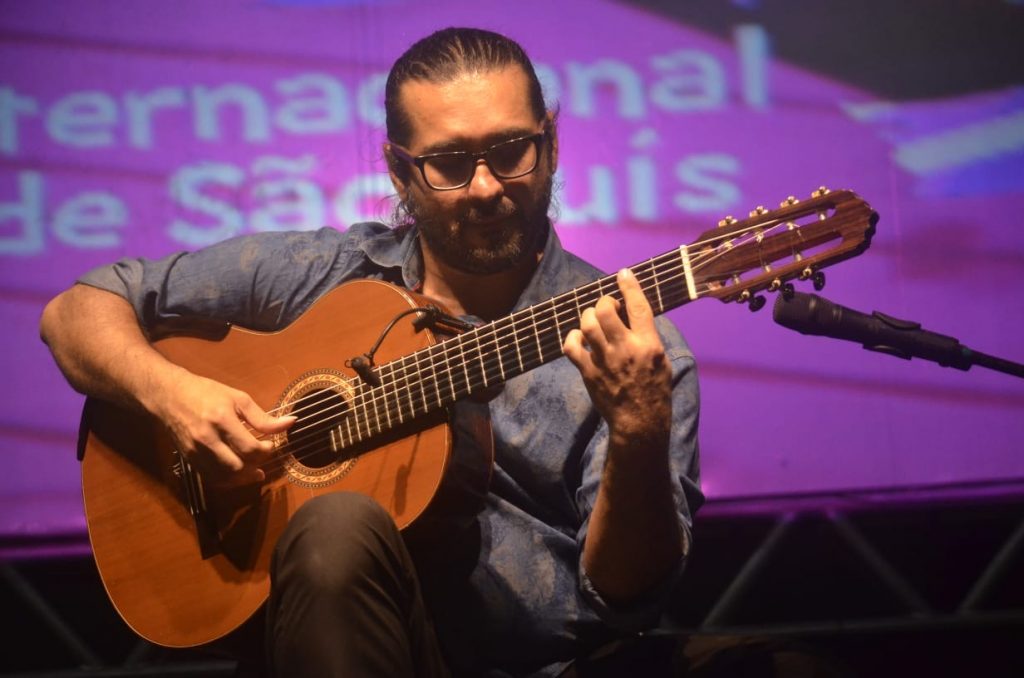 Alessandro Penezzi com seu violão