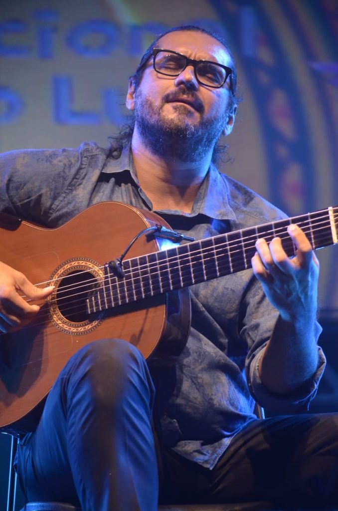 Alessandro Penezzi com seu violão